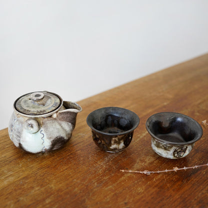 teapot with cups